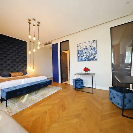Three Pearls Deluxe & Apartament
