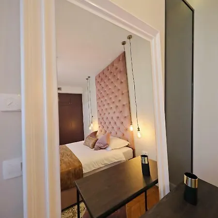 Three Pearls Deluxe Rooms&studios