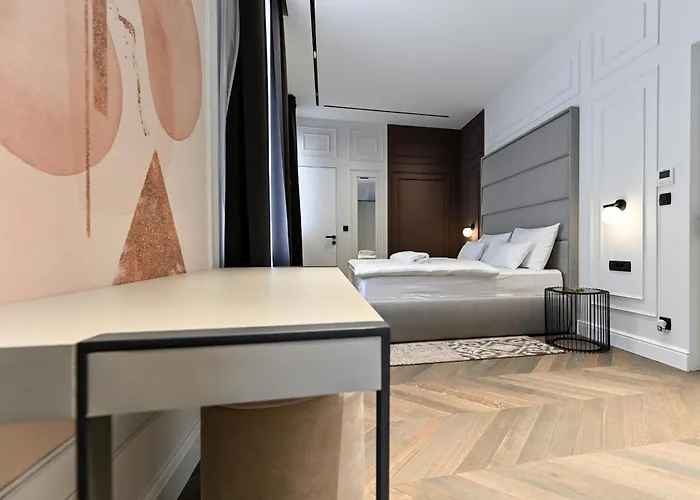 Three Pearls Deluxe & Apartment *