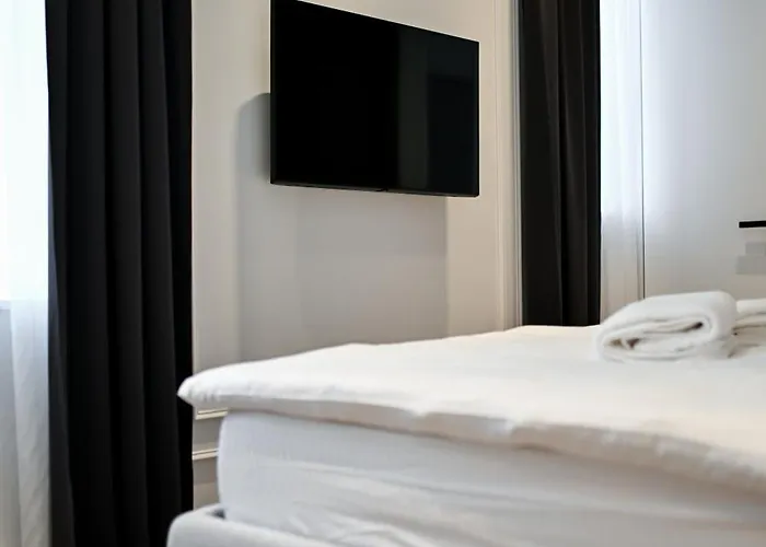 Three Pearls Deluxe & *