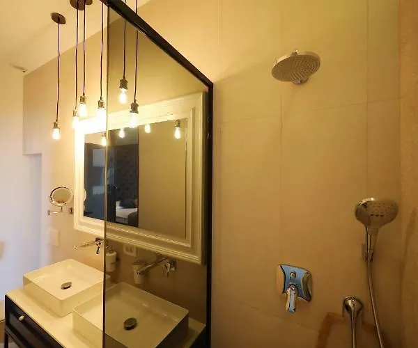 Three Pearls Deluxe & Zára