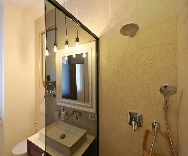 Three Pearls Deluxe &