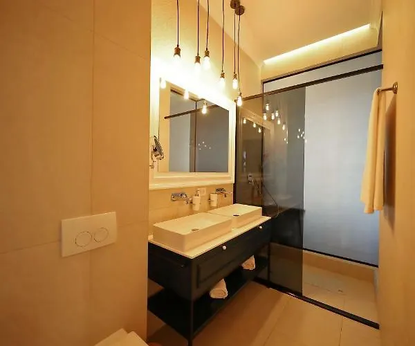 Three Pearls Deluxe & Apartment