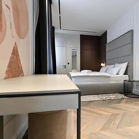 Three Pearls Deluxe & Apartment *
