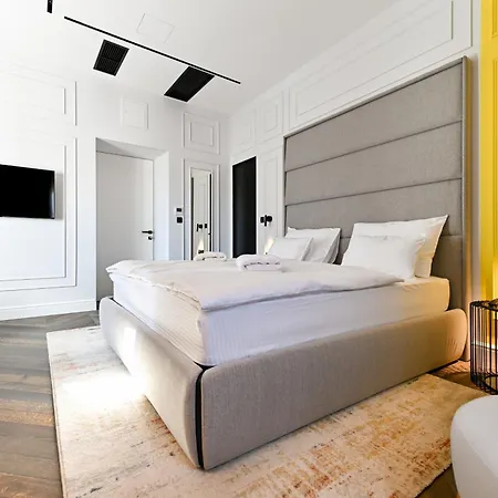 Daire Three Pearls Deluxe & *