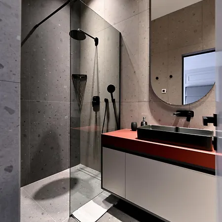 Three Pearls Deluxe &