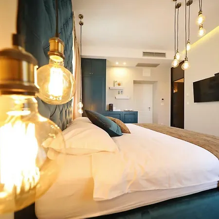 Three Pearls Deluxe & Apartment
