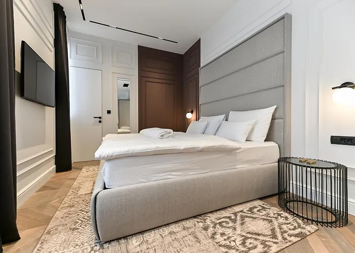 Three Pearls Deluxe &