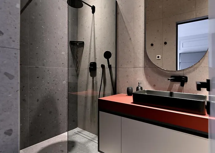 Three Pearls Deluxe &