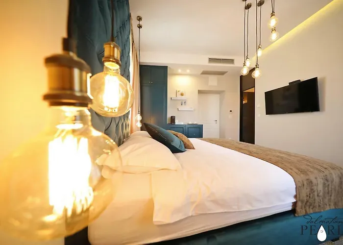 Three Pearls Deluxe & Apartment